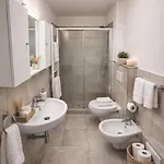 La Casa Di Giada - Vicino Autostrada Di - Self Check In H24 & Parcheggio Gratis בית הארחה